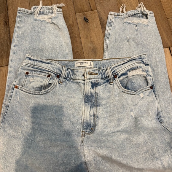 Abercrombie “The Mom HR” distressed jeans - Picture 4 of 4